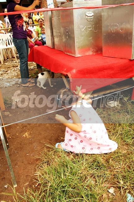 Fotografer.net - Galeri: Anak-anak dilarang masuk TPS?